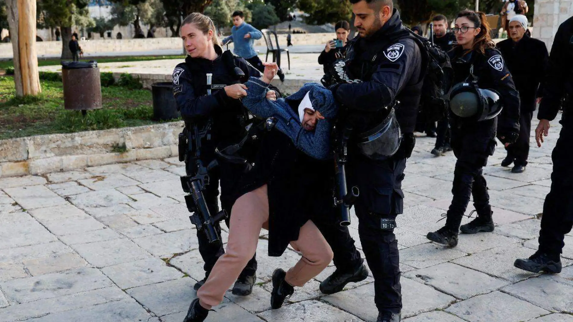 Enfrentamientos en mezquita de Al Aqsa en Jerusalén dejan más de 350 detenidos